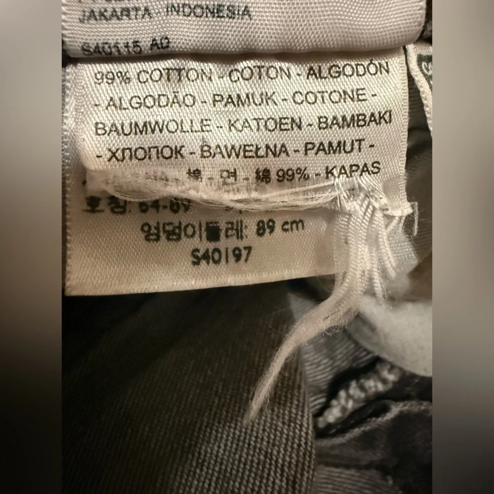 Levi's Women's Wedgie Black Straight Leg Denim, lightly distressed. W25xL26. - Picture 11 of 11